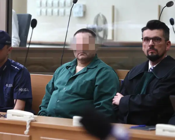 Oskarżony w zielonej koszuli, policjant i prawnik w togach. Czy rozprawa może się odbyć bez oskarżonego?