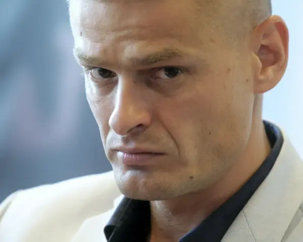 Tomasz Komenda zamyślony, w jasnej marynarce. Jego sprawa budzi emocje.
