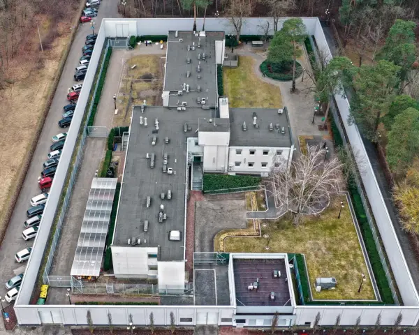 Teren ośrodka w Gostyninie, gdzie przebywał Mariusz Trynkiewicz. Widok z lotu ptaka na budynki, parking i otoczenie.