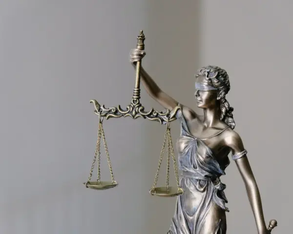 Temida z wagą, symbol sprawiedliwości, przypomina o zasadach 92 kpk.