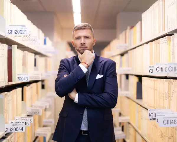 Mężczyzna w garniturze w archiwum, zastanawia się nad uchyleniem środka zapobiegawczego.