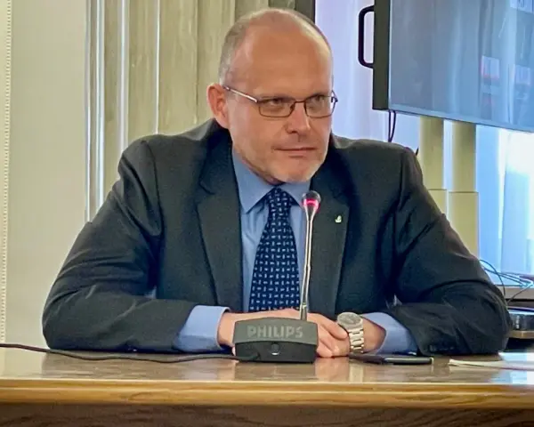 Mężczyzna w garniturze przy mikrofonie Philips. Dyskutuje, ile czasu ma prokurator na rozpatrzenie wniosku o widzenie.