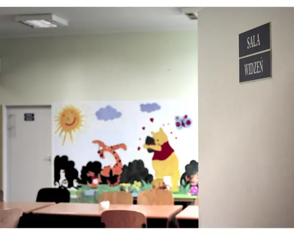 Pierwsze widzenie w areszcie śledczym. Sala widzeń z Kubusiem Puchatkiem i Tygryskiem na ścianie.