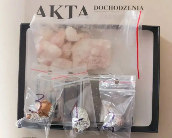 Dowody w sprawie: co grozi za posiadanie mefedronu. Woreczki z substancjami, dokument "Akta dochodzenia".
