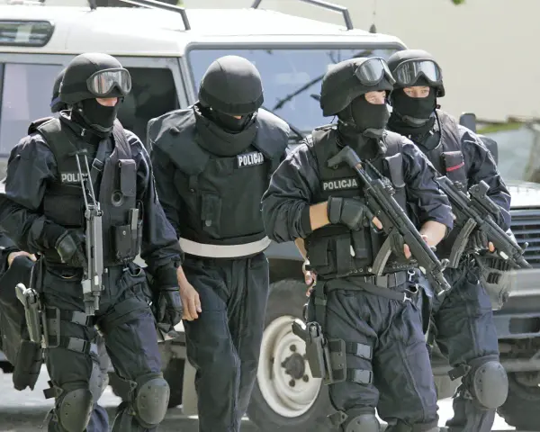 Czterech policjantów w pełnym rynsztunku, z bronią, gotowych do akcji. Ilu jest świadków koronnych w Polsce? To pytanie pozostaje bez odpowiedzi, ale ci funkcjonariusze są gotowi do ochrony.
