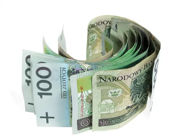 Stos polskich banknotów 100 zł, ułożonych w łuk. Czy to nawiązka, co to za kwota?