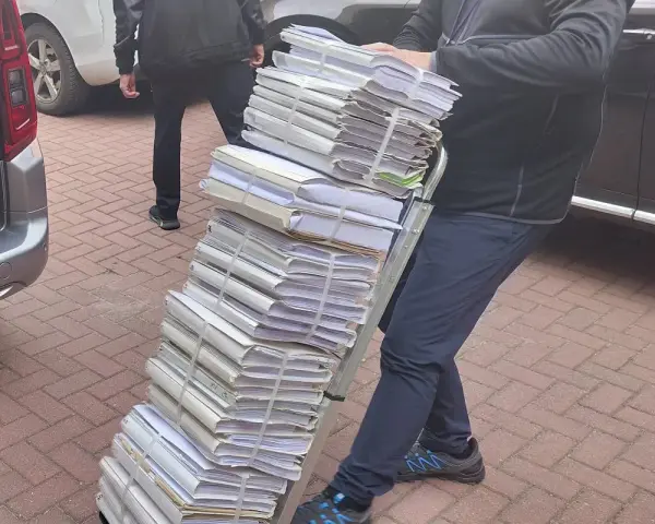 Ogromna sterta akt, które mogą wpłynąć na to, czy sąd może odrzucić akt oskarżenia.