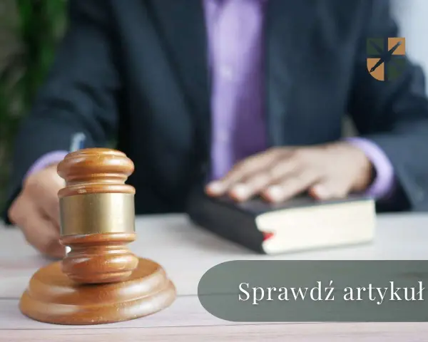 Prawnik z urzędu składa przysięgę na książkę, obok młotek sędziowski.