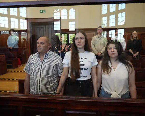 W sali sądowej, za szybą, stoi mężczyzna i dwie kobiety. Na koszulce jednej z nich napis: "Nie miałam! Nie miałam! Nie miałam!". Tak wygląda sprawa w sądzie dla nieletnich.
