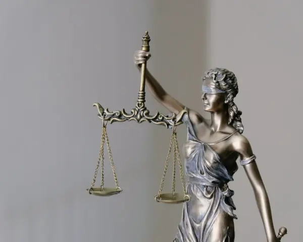 Temida z wagą, symbol sprawiedliwości. Warto pamiętać o terminie na subsydiarny akt oskarżenia.