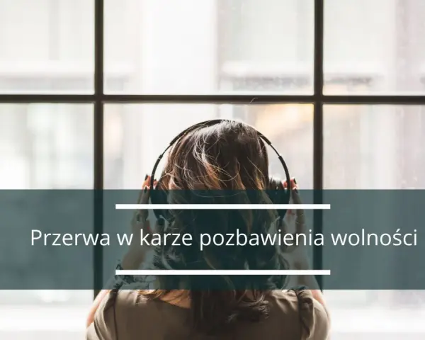 Kobieta w słuchawkach, patrząca przez okno. Tekst na dole: "Przerwa w karze pozbawienia wolności".