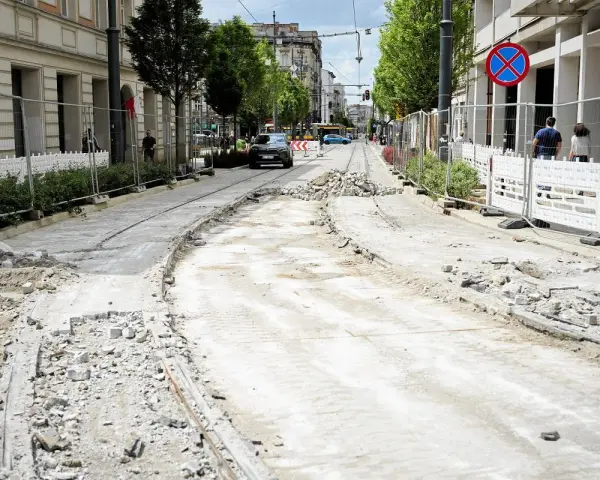 Remont torowiska w centrum miasta, utrudnienia w ruchu. Może to przypominać widoki z zakładu karnego Włocławek widzenia, gdzie też panuje tymczasowy chaos.