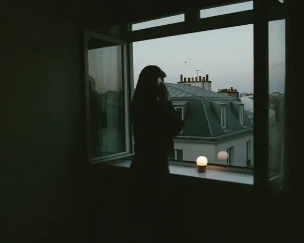 Sylwetka kobiety przy oknie, patrząca na paryskie dachy. Jak się dowiedzieć gdzie jest osadzony? Może to wskazówka w rozmowie?