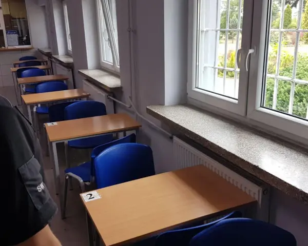 Wniosek o widzenia w areszcie śledczym Białołęka. Puste ławki i krzesła czekają na petentów.