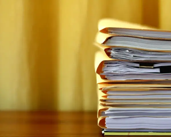 Stos dokumentów, jak wzór opinii o skazanym, czeka na analizę.