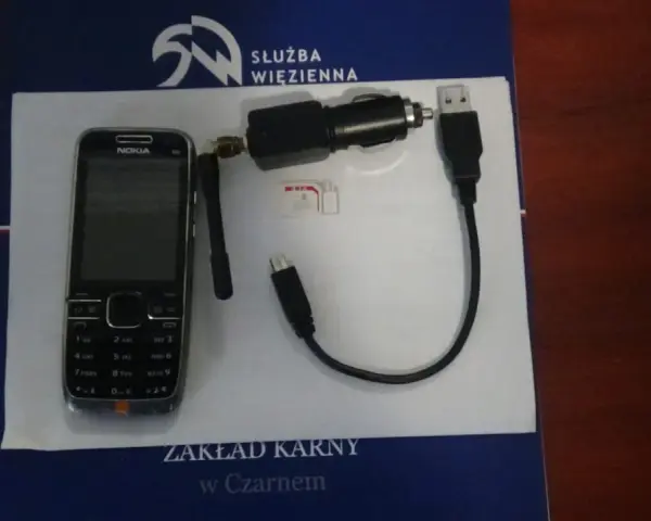 Telefon Nokia, ładowarka samochodowa i karty SIM – sprzęt do rozmów telefonicznych skazanych w zakładzie karnym typu półotwartego.