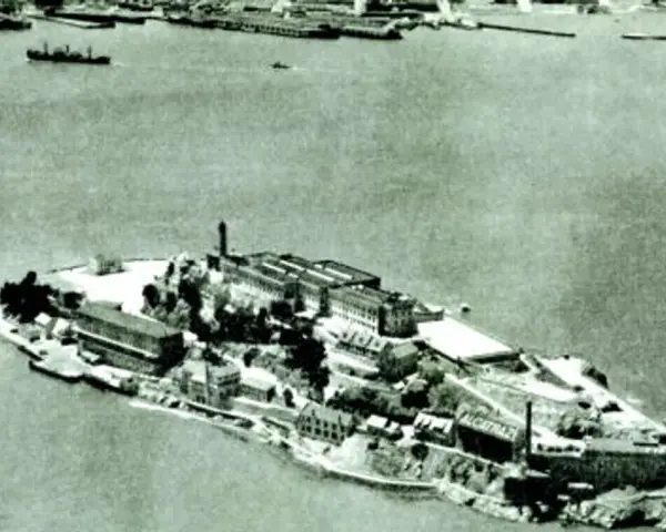 Alcatraz, niegdyś najgorsze więzienie na świecie, samotna wyspa otoczona zimnymi wodami.