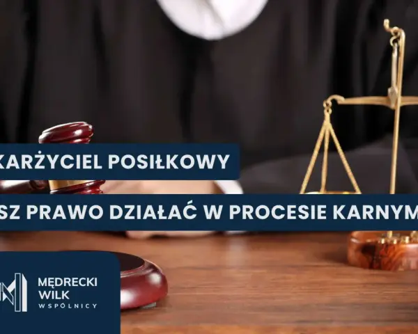 Oskarżyciel posiłkowy ma prawo działać w procesie karnym. Widoczny młotek sędziowski i waga sprawiedliwości symbolizują prawo.