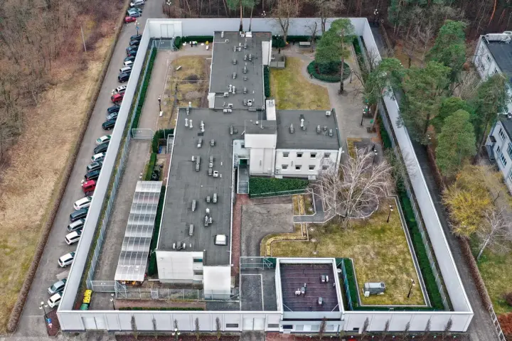 Teren ośrodka w Gostyninie, gdzie przebywał Mariusz Trynkiewicz. Widok z lotu ptaka na budynki, parking i otoczenie.
