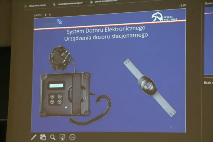 System dozoru elektronicznego, urządzenie stacjonarne i opaska. Może być używane do wynajmu mieszkania z dozorem.