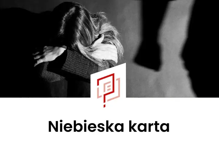 Ciemna sylwetka osoby pochylonej, w cieniu stoi druga postać. Pod spodem napis "Niebieska karta".
