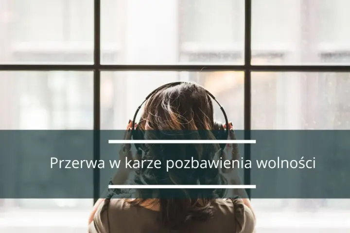 Kobieta w słuchawkach, patrząca przez okno. Tekst na dole: "Przerwa w karze pozbawienia wolności".