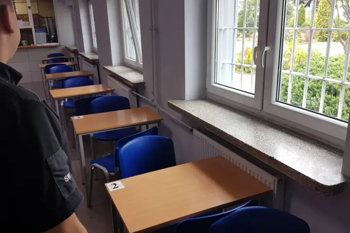 Wniosek o widzenia w areszcie śledczym Białołęka. Puste ławki i krzesła czekają na petentów.