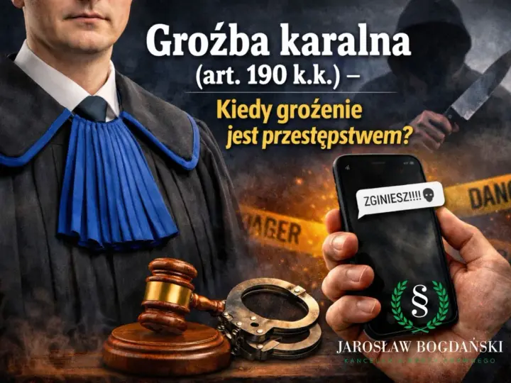 Groźba karalna (art. 190 k.k.) – kiedy grożenie jest przestępstwem? Na zdjęciu telefon z wiadomością "ZGINIESZ!!!!", obok sędziowski młotek i kajdanki.