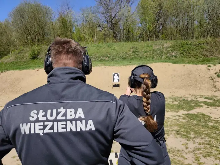 Na strzelnicy Służby Więziennej, funkcjonariuszka ćwiczy celność. To nie jest zwykłe pdw slang, to profesjonalne szkolenie.