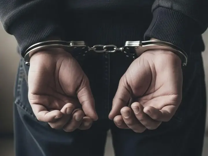 Dłonie w kajdankach, z tyłu. Czy policja informuje o zatrzymaniu rodzinę?