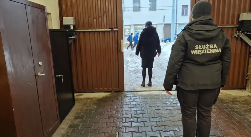 Strażniczka Służby Więziennej obserwuje wyjście na wolność. Nowy początek, nowe życie po wyjściu z więzienia.