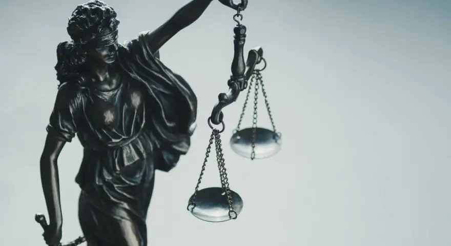 Temida z wagą i mieczem, symbol sprawiedliwości. Może posłużyć jako wzór prośby o ułaskawienie bezpośrednio do prezydenta.