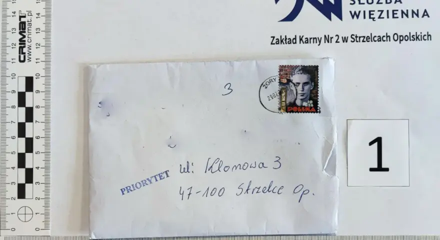 Koperta z adresem Zakładu Karnego Nr 2 w Strzelcach Opolskich. Czas dostarczenia listu zależy od priorytetu.