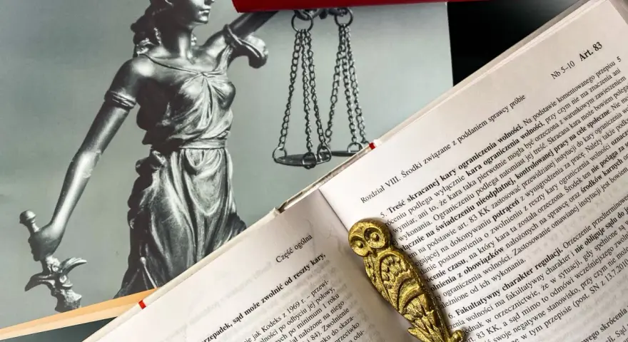 Miesiąc pozbawienia wolności ile to dni? Statua Temidy i kodeks karny przypominają o tym, że kara może być skrócona.