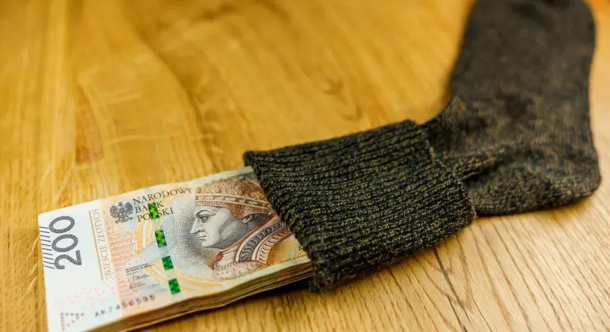 Stos banknotów 200 zł ukryty w ciemnej skarpecie. Czy to sposób na wykupienie się od wyroku?