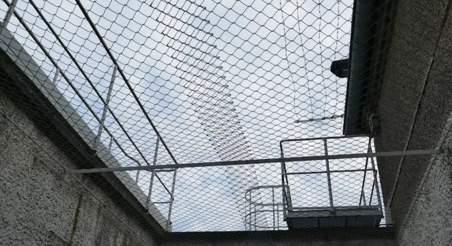 Siatka zabezpieczająca nad głową, metalowe platformy i betonowe ściany. Czy to tylko chwilowa wokanda przerwa w karze?