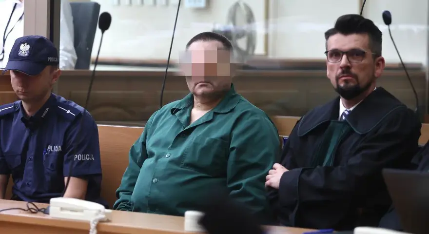 Oskarżony w zielonej koszuli, policjant i prawnik w togach. Czy rozprawa może się odbyć bez oskarżonego?