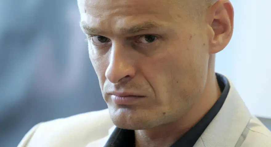 Tomasz Komenda zamyślony, w jasnej marynarce. Jego sprawa budzi emocje.