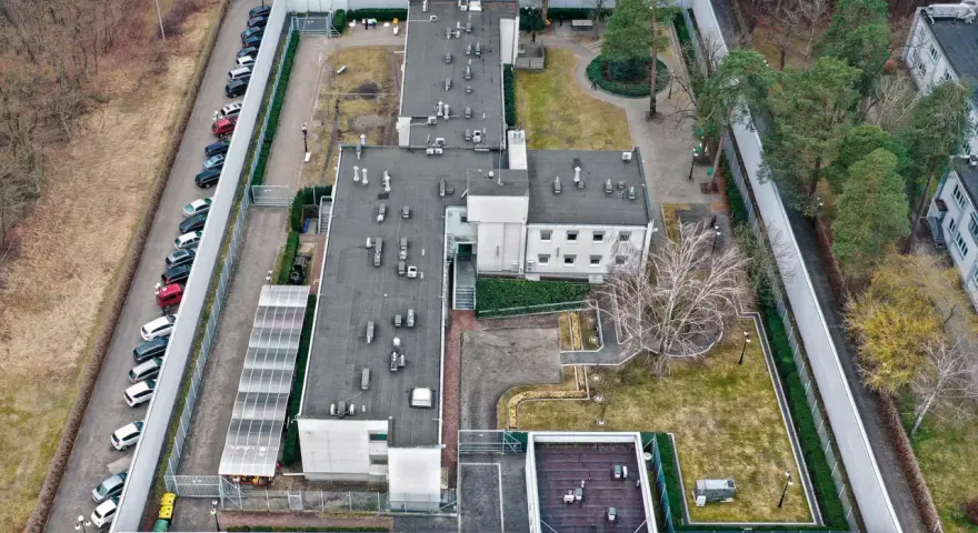 Teren ośrodka w Gostyninie, gdzie przebywał Mariusz Trynkiewicz. Widok z lotu ptaka na budynki, parking i otoczenie.