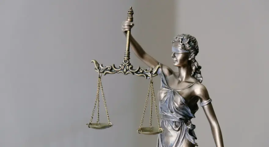 Temida z wagą, symbol sprawiedliwości, przypomina o zasadach 92 kpk.