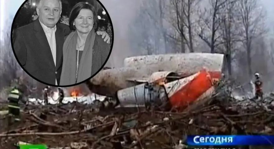 Para upamiętnia ofiary katastrofy lotniczej w Smoleńsku, w tym prezydenta Lecha Kaczyńskiego i jego żonę. W tle widać wrak samolotu.
