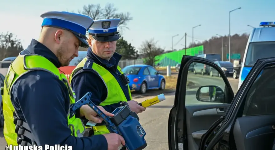 Policjanci z Lubuskiej Policji kontrolują prędkość. Zastanawiasz się, ile czasu ma policja na skierowanie sprawy do sądu po wykroczeniu?