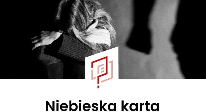 Ciemna sylwetka osoby pochylonej, w cieniu stoi druga postać. Pod spodem napis "Niebieska karta".