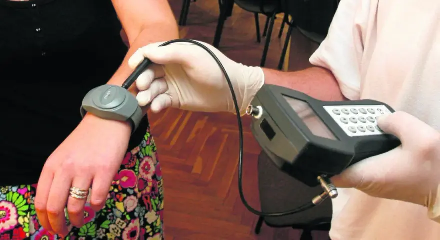 Dozór elektroniczny: opaska na ręce i urządzenie do jej obsługi. Przepustka do wolności?