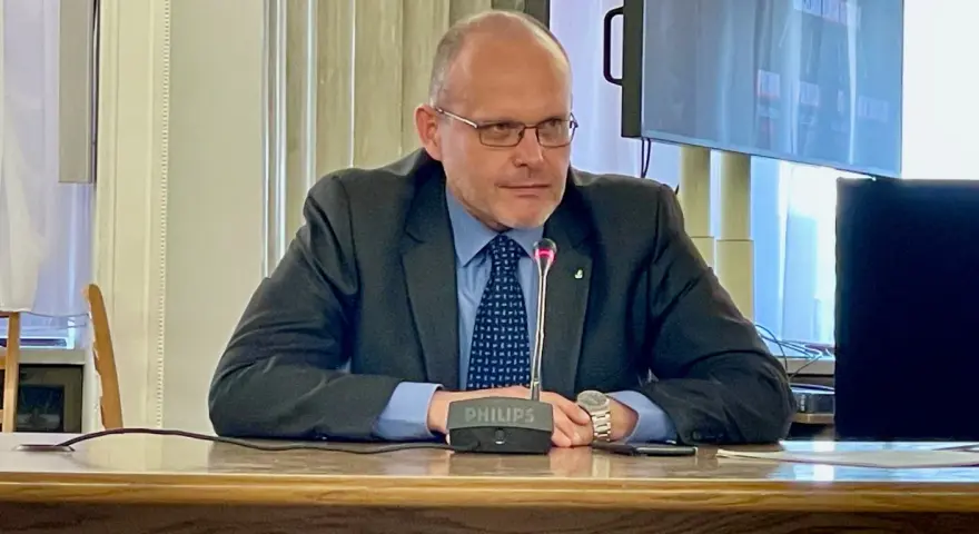Mężczyzna w garniturze przy mikrofonie Philips. Dyskutuje, ile czasu ma prokurator na rozpatrzenie wniosku o widzenie.