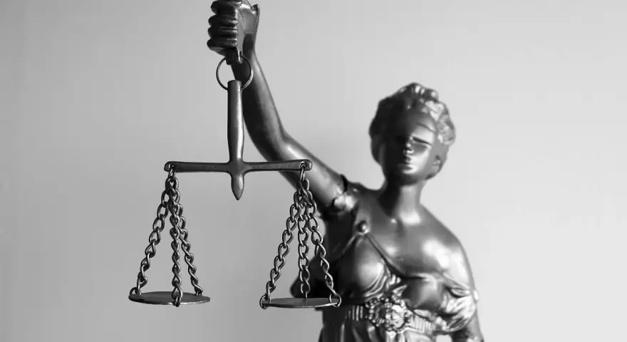 Temida z wagą, symbol sprawiedliwości. Zastanawiasz się, po jakim czasie prokuratura umarza postępowanie?