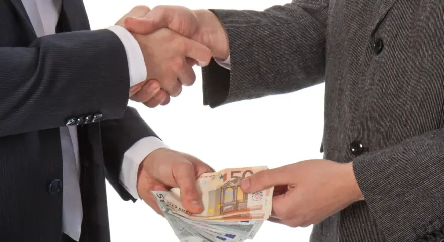 Uścisk dłoni i przekazanie pieniędzy. Czy to początek nielegalnej transakcji, która wkrótce będzie podlegać zmianom w kodeksie karnym?
