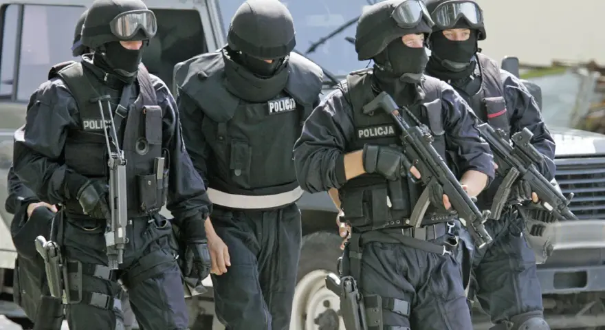 Czterech policjantów w pełnym rynsztunku, z bronią, gotowych do akcji. Ilu jest świadków koronnych w Polsce? To pytanie pozostaje bez odpowiedzi, ale ci funkcjonariusze są gotowi do ochrony.