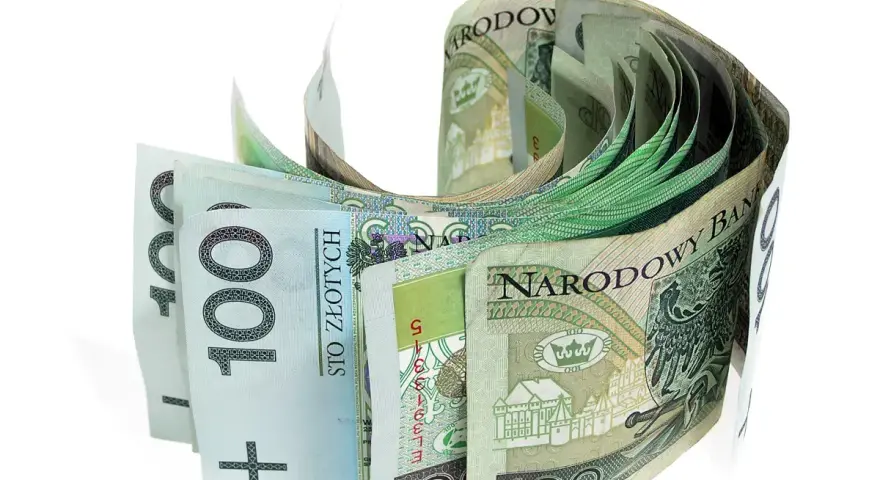 Stos polskich banknotów 100 zł, ułożonych w łuk. Czy to nawiązka, co to za kwota?