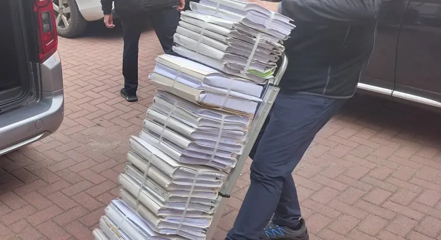 Ogromna sterta akt, które mogą wpłynąć na to, czy sąd może odrzucić akt oskarżenia.